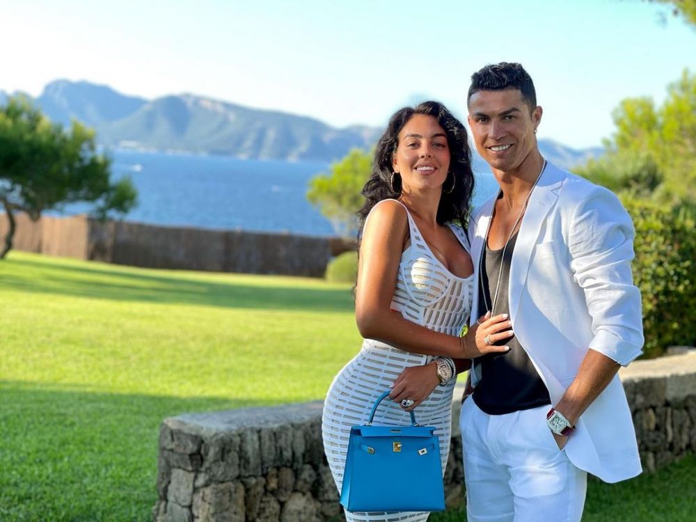 Georgina Rodriguez a renunțat la haine pe plaja din Doha! Cum poate arăta în costum de baie iubita lui Cristiano Ronaldo la jumătate de an după ce a născut _34