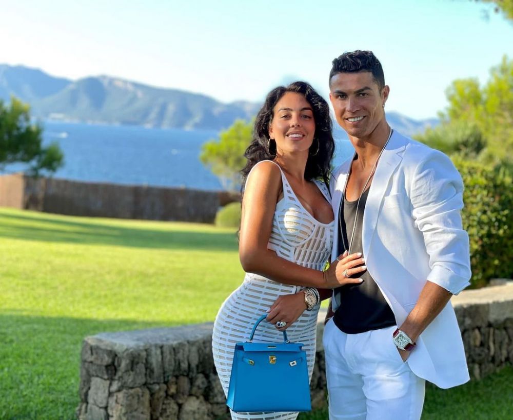 Georgina Rodriguez a renunțat la haine pe plaja din Doha! Cum poate arăta în costum de baie iubita lui Cristiano Ronaldo la jumătate de an după ce a născut _35