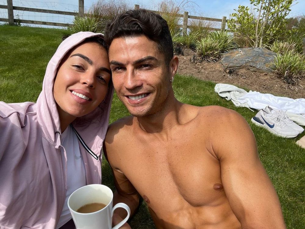 Georgina Rodriguez a renunțat la haine pe plaja din Doha! Cum poate arăta în costum de baie iubita lui Cristiano Ronaldo la jumătate de an după ce a născut _48