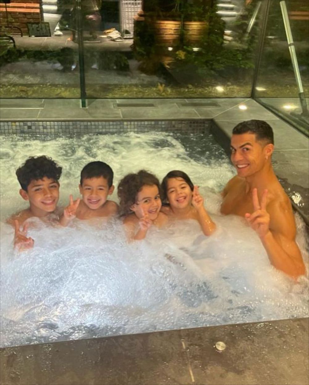 Georgina Rodriguez a renunțat la haine pe plaja din Doha! Cum poate arăta în costum de baie iubita lui Cristiano Ronaldo la jumătate de an după ce a născut _57