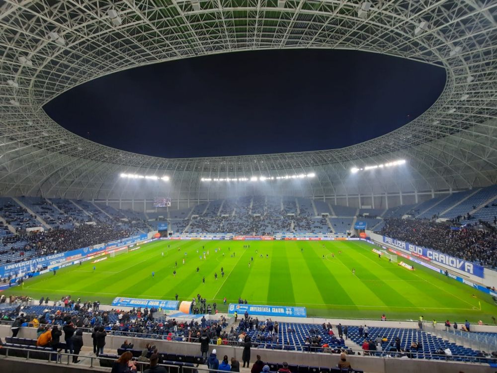 Atmosferă „incendiară” la Craiova. Arbitrul a oprit de trei ori meciul în 10 minute și i-a trimis pe jucători la vestiare _1
