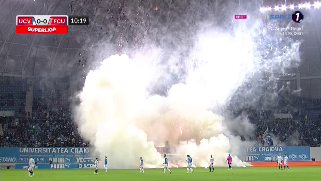 Atmosferă „incendiară” la Craiova. Arbitrul a oprit de trei ori meciul în 10 minute și i-a trimis pe jucători la vestiare _28