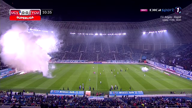 Atmosferă „incendiară” la Craiova. Arbitrul a oprit de trei ori meciul în 10 minute și i-a trimis pe jucători la vestiare _37