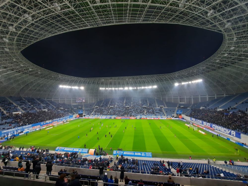 Atmosferă „incendiară” la Craiova. Arbitrul a oprit de trei ori meciul în 10 minute și i-a trimis pe jucători la vestiare _12