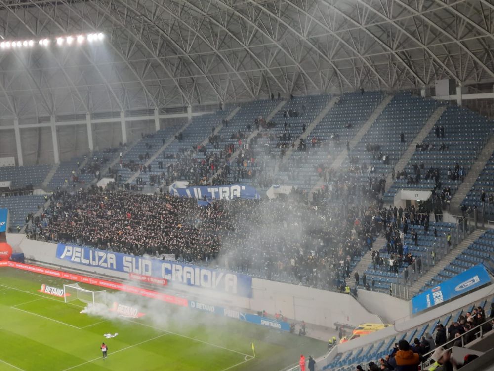 Atmosferă „incendiară” la Craiova. Arbitrul a oprit de trei ori meciul în 10 minute și i-a trimis pe jucători la vestiare _13