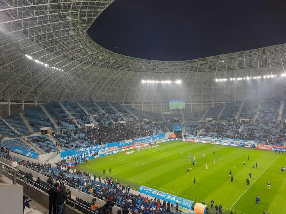 Atmosferă „incendiară” la Craiova. Arbitrul a oprit de trei ori meciul în 10 minute și i-a trimis pe jucători la vestiare _18