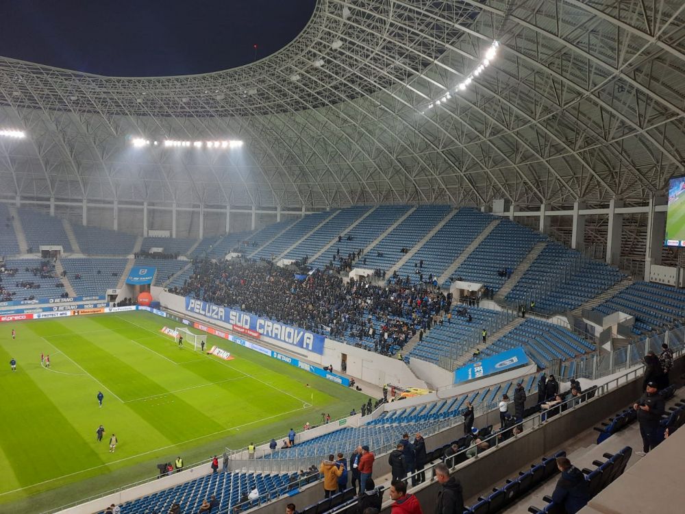 Atmosferă „incendiară” la Craiova. Arbitrul a oprit de trei ori meciul în 10 minute și i-a trimis pe jucători la vestiare _20