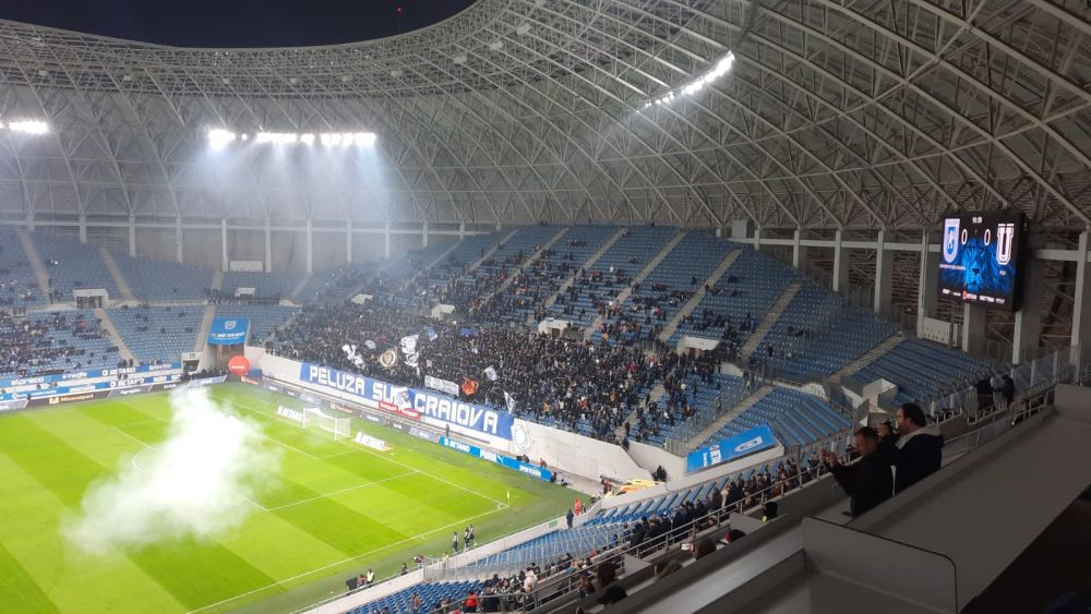 Atmosferă „incendiară” la Craiova. Arbitrul a oprit de trei ori meciul în 10 minute și i-a trimis pe jucători la vestiare _40