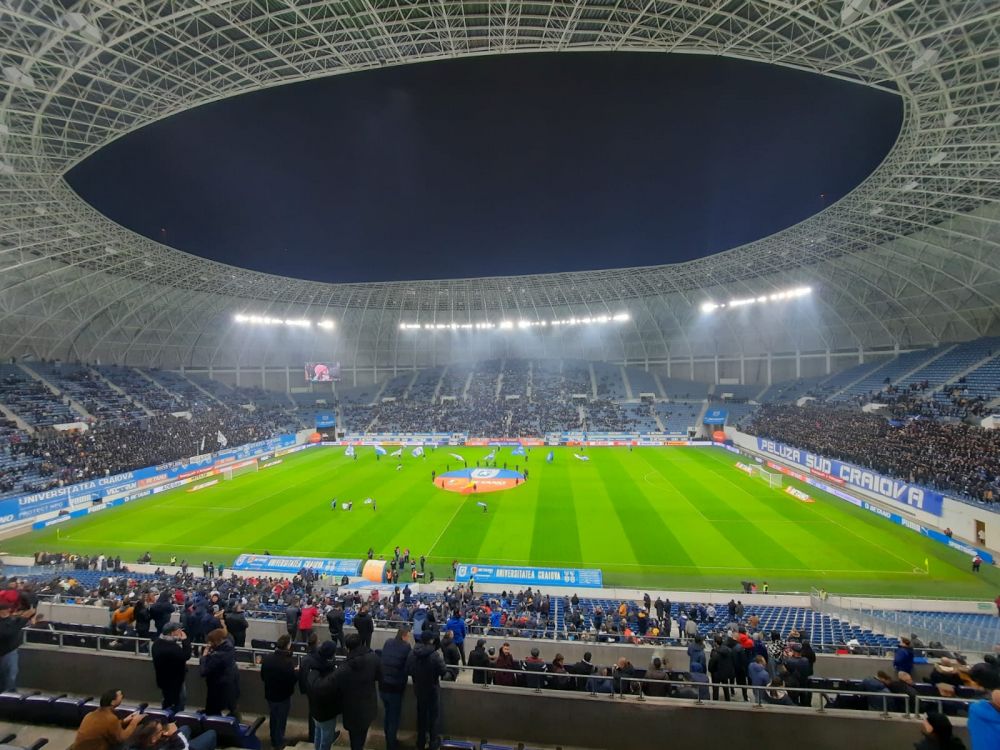 Atmosferă „incendiară” la Craiova. Arbitrul a oprit de trei ori meciul în 10 minute și i-a trimis pe jucători la vestiare _6