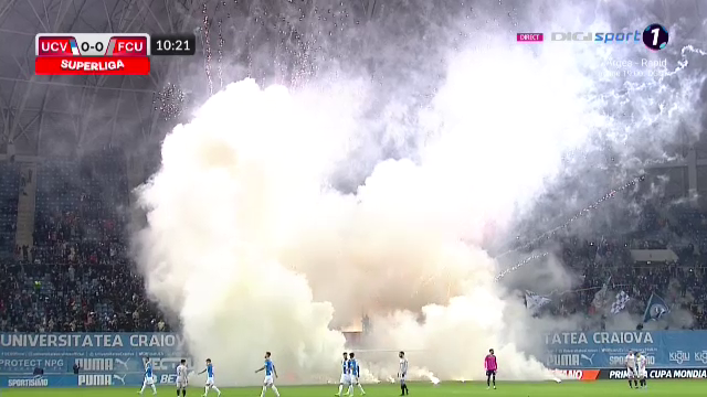 Atmosferă „incendiară” la Craiova. Arbitrul a oprit de trei ori meciul în 10 minute și i-a trimis pe jucători la vestiare _32