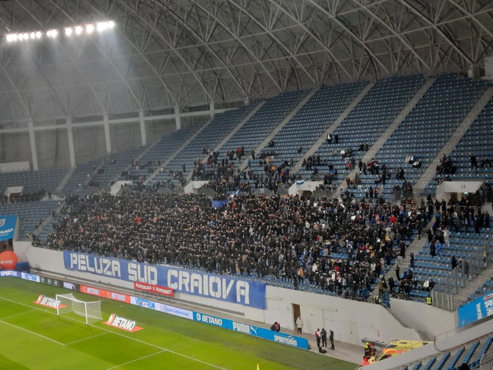 Atmosferă „incendiară” la Craiova. Arbitrul a oprit de trei ori meciul în 10 minute și i-a trimis pe jucători la vestiare _8