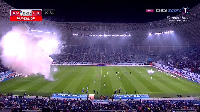 Atmosferă „incendiară” la Craiova. Arbitrul a oprit de trei ori meciul în 10 minute și i-a trimis pe jucători la vestiare _36