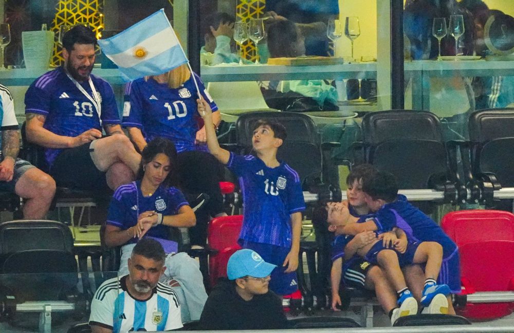 Lionel Messi, susținut de familie la meciul cu Australia. Imagini spectaculoase cu Antonela Roccuzzo și rudele argentinanului_9