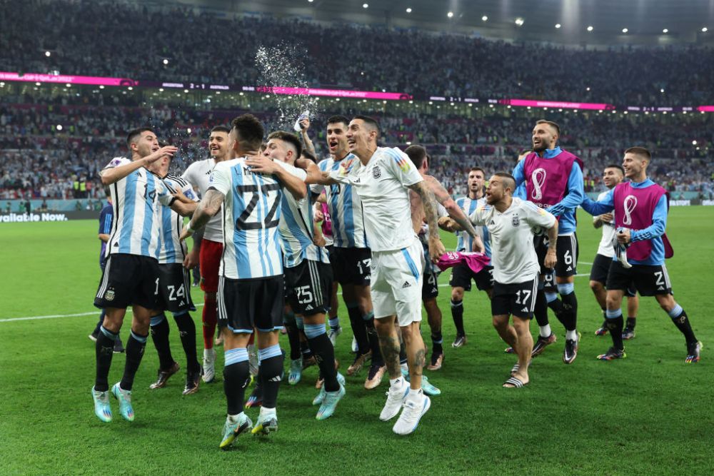 Soy argentino! Atmosferă incendiară la finalul partidei în care sud-americanii au ajuns în optimi: Messi, în mijlocul petrecerii_2