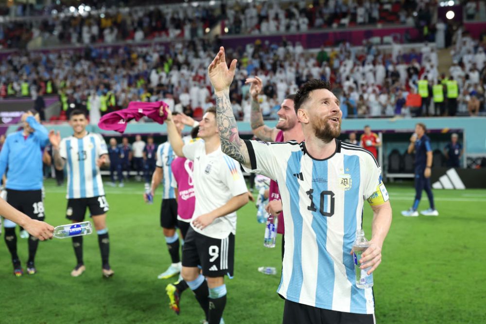 Soy argentino! Atmosferă incendiară la finalul partidei în care sud-americanii au ajuns în optimi: Messi, în mijlocul petrecerii_3