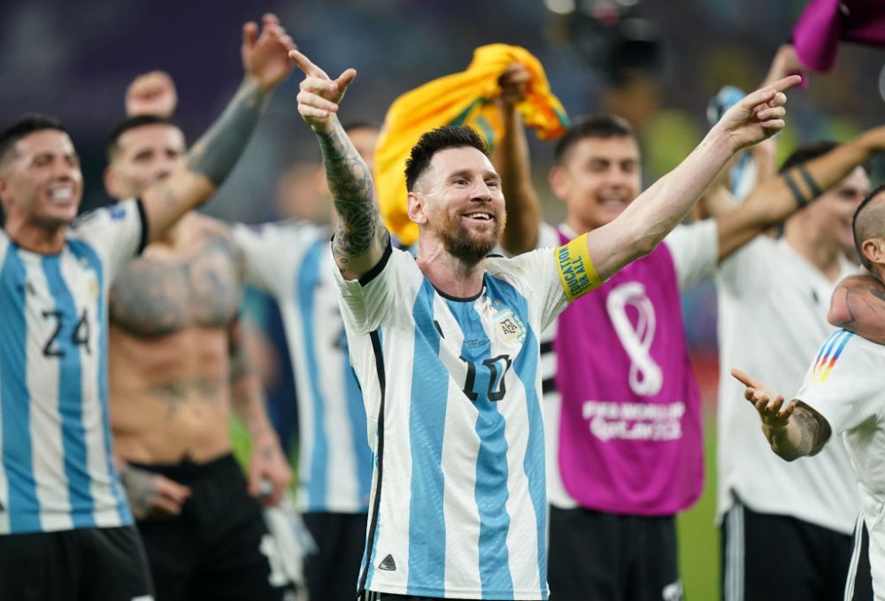 Soy argentino! Atmosferă incendiară la finalul partidei în care sud-americanii au ajuns în optimi: Messi, în mijlocul petrecerii_5