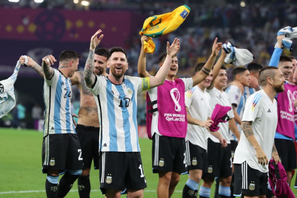 Soy argentino! Atmosferă incendiară la finalul partidei în care sud-americanii au ajuns în optimi: Messi, în mijlocul petrecerii_7
