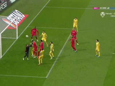 GOOOL FCSB! Tavi Popescu execută perfect o lovitură de la colț, Edjouma reia cu capul spre poartă,... GOOOL FCSB! Tavi Popescu execută perfect o lovitură de la colț, Edjouma reia cu capul spre poartă,..._3110