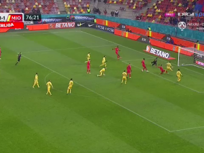 GOOOL FCSB! Mingea ajunge norocos la Edjouma, care centrează în forță în fața porții, de unde... GOOOL FCSB! Mingea ajunge norocos la Edjouma, care centrează în forță în fața porții, de unde..._3117