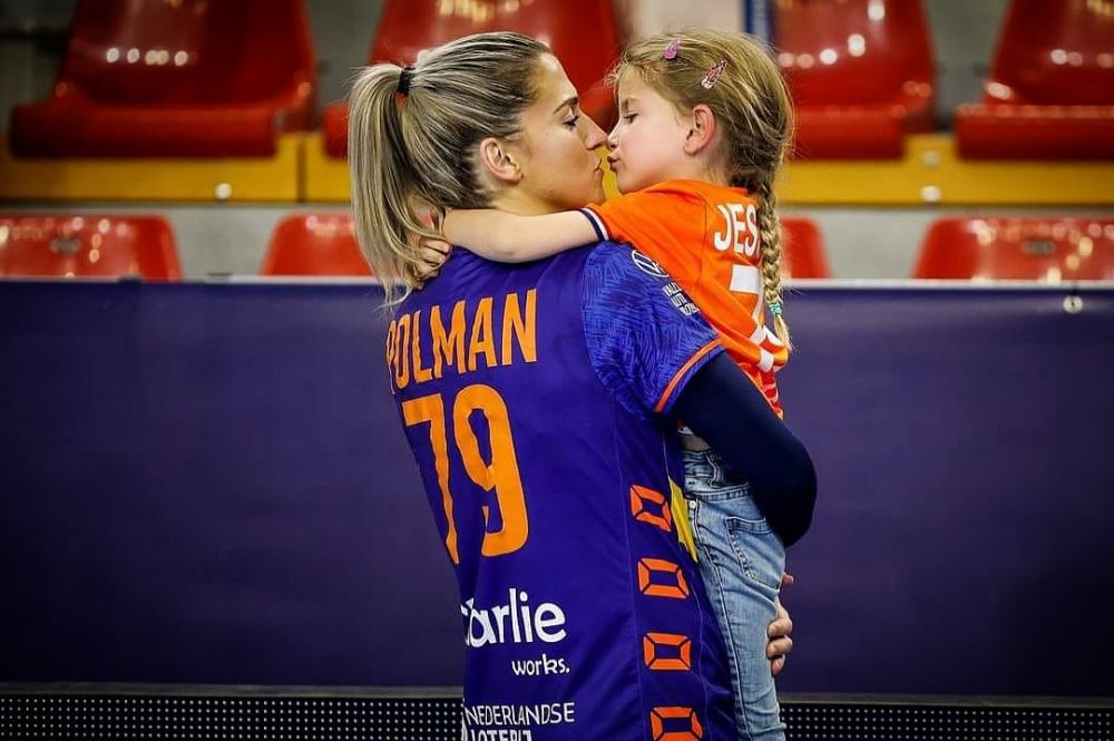 Toți ochii pe ea! Estavana Polman, cea mai bună jucătoare de la Mondialul din 2019, a debutat în tricoul Rapidului! Atenția a fost pe iubita lui Van Der Vaart_11