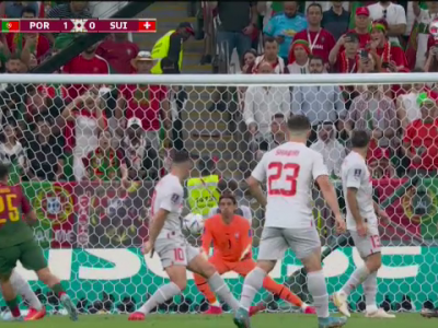 Ocazie Portugalia! Otavio șutează cu pământul din afara careului, dar Sommer reține fără probleme. Ocazie Portugalia! Otavio șutează cu pământul din afara careului, dar Sommer reține fără probleme. _3166