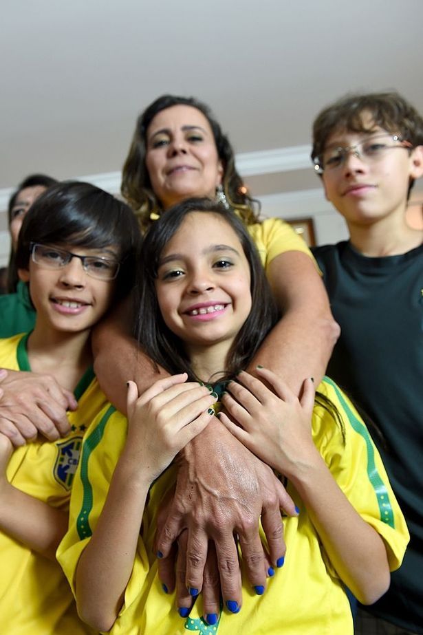 O familie din Brazilia, cu o malformație genetică, își susține țara într-un mod inedit la Cupa Mondială. Urmează tradiția din 2002  _1