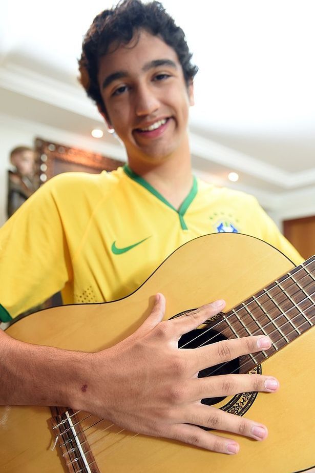 O familie din Brazilia, cu o malformație genetică, își susține țara într-un mod inedit la Cupa Mondială. Urmează tradiția din 2002  _2