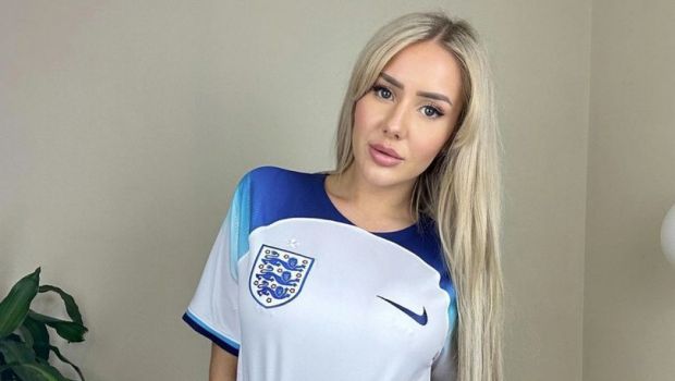 
	Un model OnlyFans susține naționala Angliei printr-o serie de fotografii dezinhibate. Este una dintre cele mai sexy admiratoare

