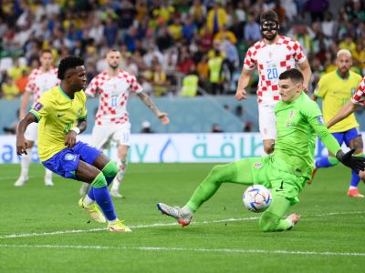 Ocazie Brazilia! Vinicius profită de eroarea din apărarea croaților și rămane singur cu Livakovic.... Ocazie Brazilia! Vinicius profită de eroarea din apărarea croaților și rămane singur cu Livakovic...._3212