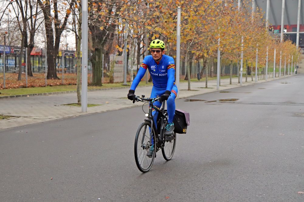 Povestea celui mai sportiv profesor din România. Circulă doar cu bicicleta, înoată, aleargă la maraton, predă în zone defavorizate_3
