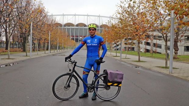 
	Povestea celui mai sportiv profesor din România. Circulă doar cu bicicleta, înoată, aleargă la maraton, predă în zone defavorizate
