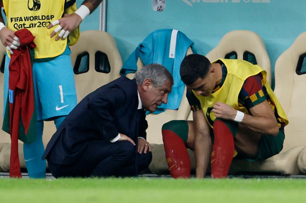 "Lăsați-l în pace"! Fernando Santos îl apără pe Cristiano Ronaldo după ce s-a scris că a vrut să plece din Qatar _2