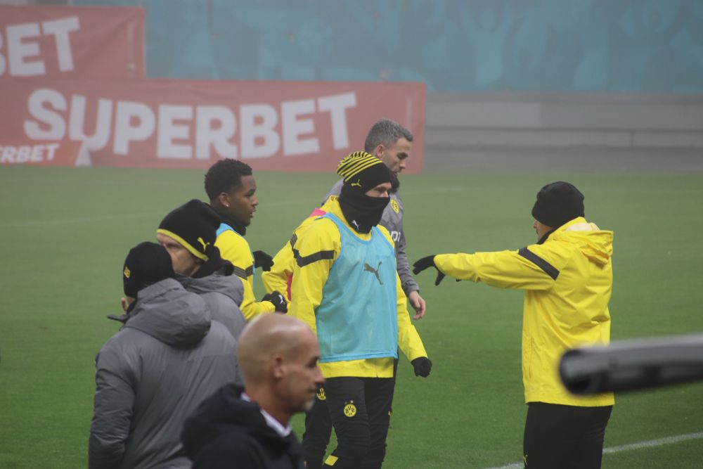 Borussia Dortmund, băgată în ceață pe Arena Națională. Autocarul germanilor, întârziat în traficul din București  _19