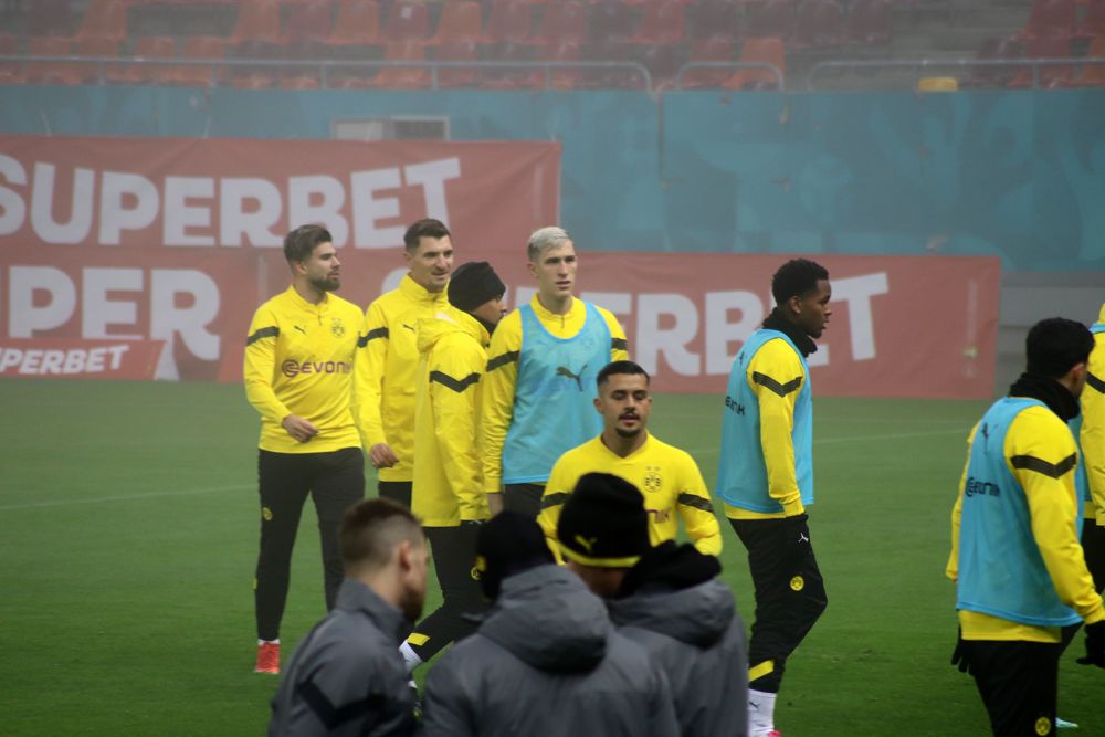 Borussia Dortmund, băgată în ceață pe Arena Națională. Autocarul germanilor, întârziat în traficul din București  _28