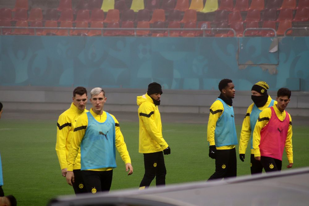 Borussia Dortmund, băgată în ceață pe Arena Națională. Autocarul germanilor, întârziat în traficul din București  _29
