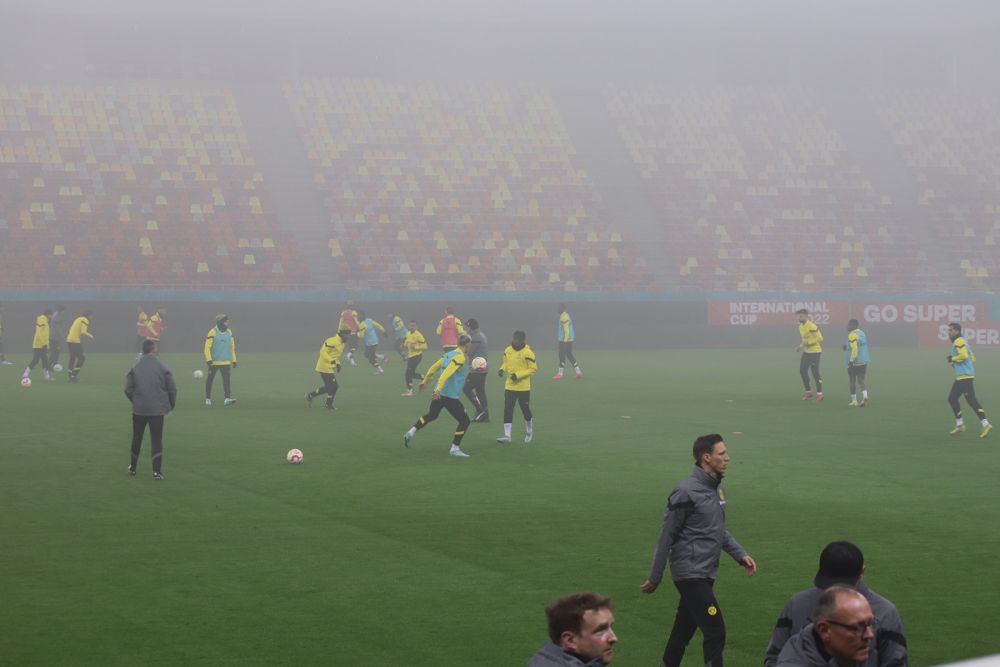 Borussia Dortmund, băgată în ceață pe Arena Națională. Autocarul germanilor, întârziat în traficul din București  _35