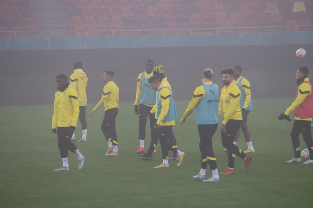 Borussia Dortmund, băgată în ceață pe Arena Națională. Autocarul germanilor, întârziat în traficul din București  _40