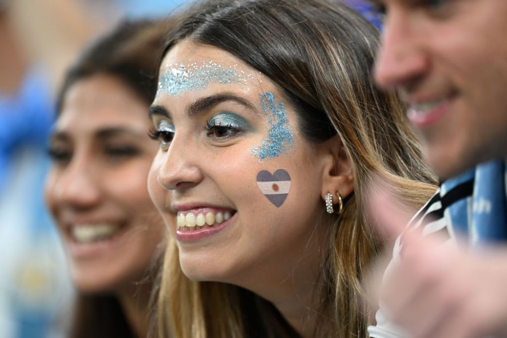 Rivalizează cu ”Miss Croația”! Argentiniencele au încins atmosfera la meciul cu Olanda_17