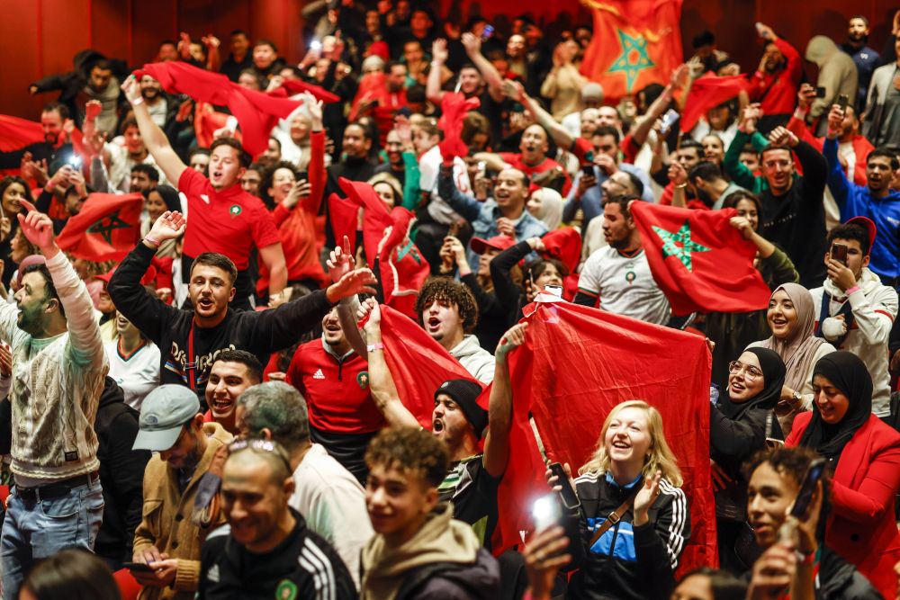 Imaginile bucuriei! Marocanii, mai fericiți ca niciodată după ce naționala a eliminat-o pe Portugalia de la Mondialul din Qatar_3