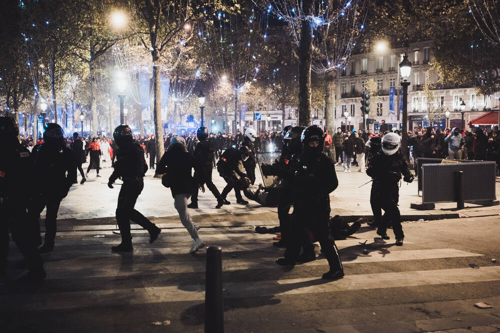 Incidente în Paris. Poliția a intervenit în forță pentru a-i "bloca" pe marocani_3