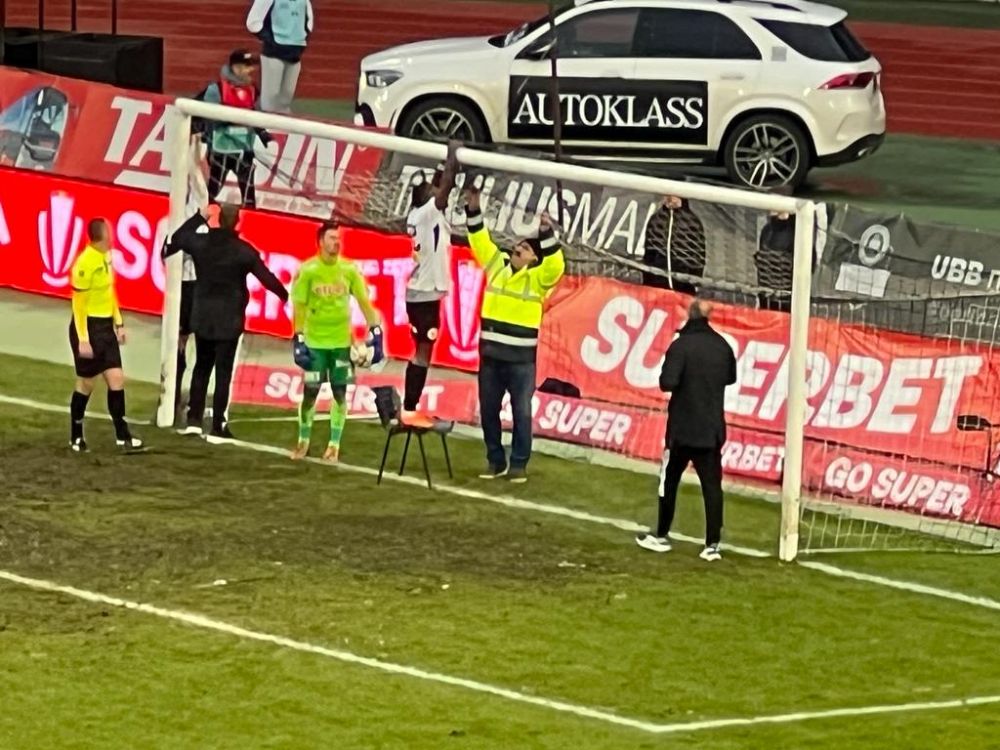 Imagini incredibile la meciul dintre U Cluj și UTA Arad! Romario Pires s-a urcat pe un scaun pentru a repara plasa porții_1