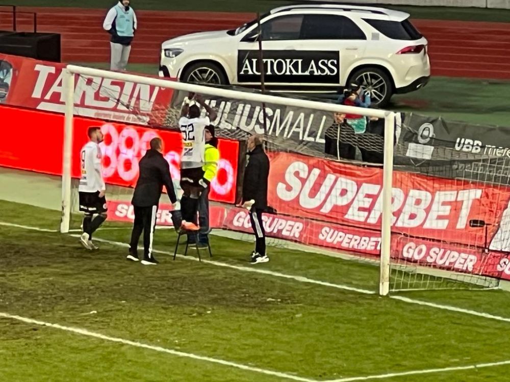 Imagini incredibile la meciul dintre U Cluj și UTA Arad! Romario Pires s-a urcat pe un scaun pentru a repara plasa porții_4
