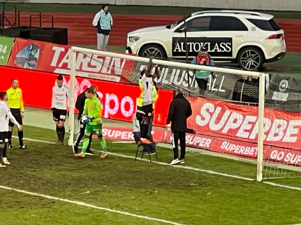 Imagini incredibile la meciul dintre U Cluj și UTA Arad! Romario Pires s-a urcat pe un scaun pentru a repara plasa porții_9