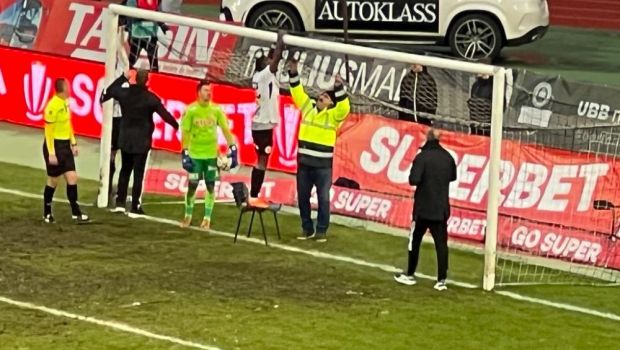 
	Imagini incredibile la meciul dintre U Cluj și UTA Arad! Romario Pires s-a urcat pe un scaun pentru a repara plasa porții
