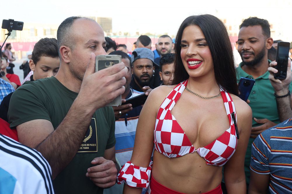 Miss Croația a reacționat, după ce a fost ”taxată” de forțele de ordine la ultimul meci din Qatar_14