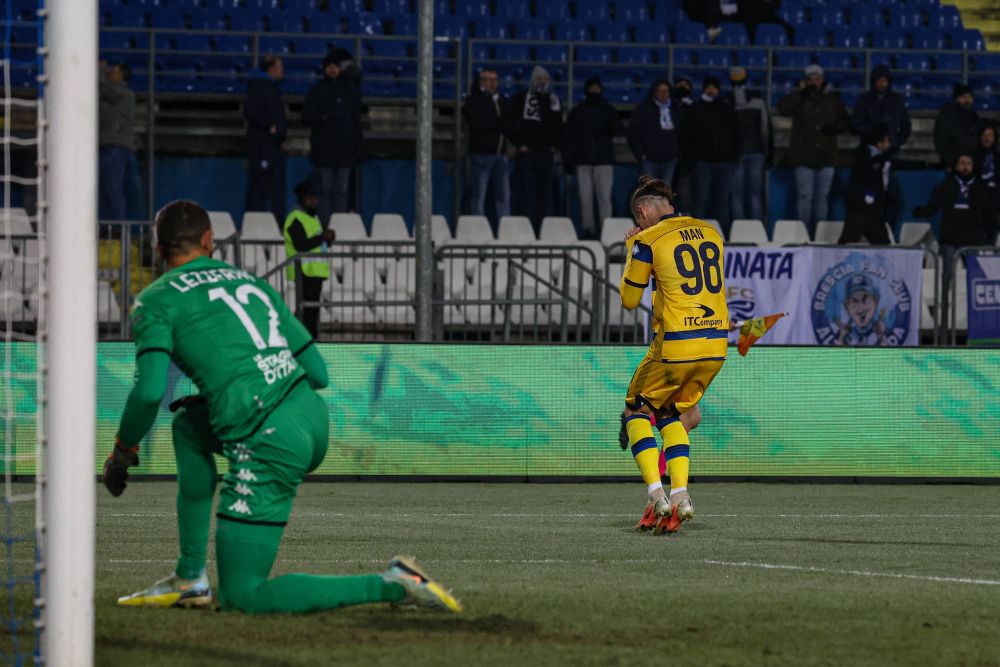 Dennis Man, gol spectaculos pentru Parma! Stâng letal arătat în duelul cu Brescia_1