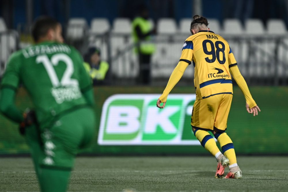 Dennis Man, gol spectaculos pentru Parma! Stâng letal arătat în duelul cu Brescia_4