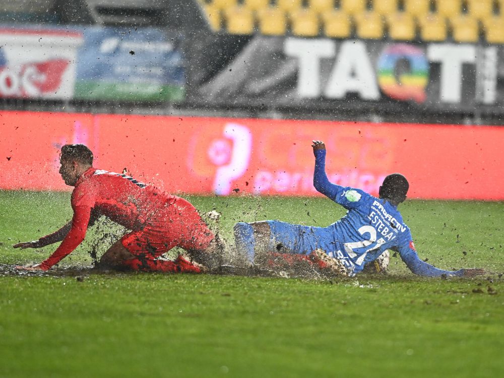 Noroiul de la Ploiești i-a amuzat pe fotbaliștii de la FCSB: „Mai avem un jucător din Camerun!” _3