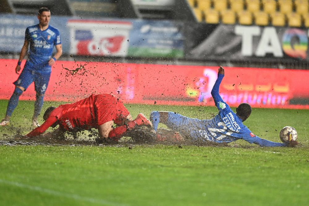 Noroiul de la Ploiești i-a amuzat pe fotbaliștii de la FCSB: „Mai avem un jucător din Camerun!” _4