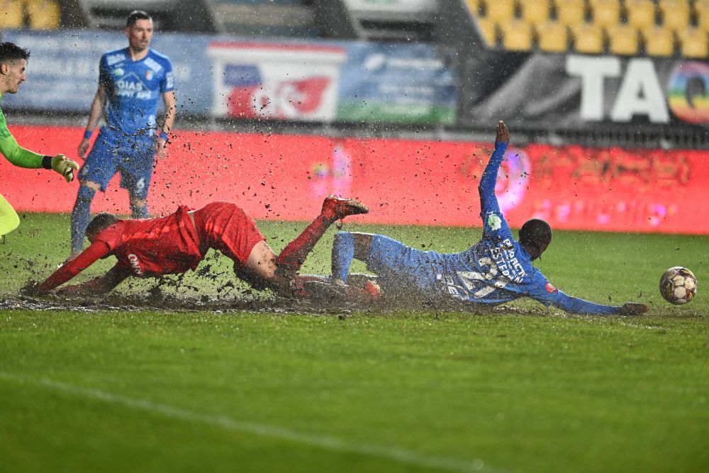 Noroiul de la Ploiești i-a amuzat pe fotbaliștii de la FCSB: „Mai avem un jucător din Camerun!” _5